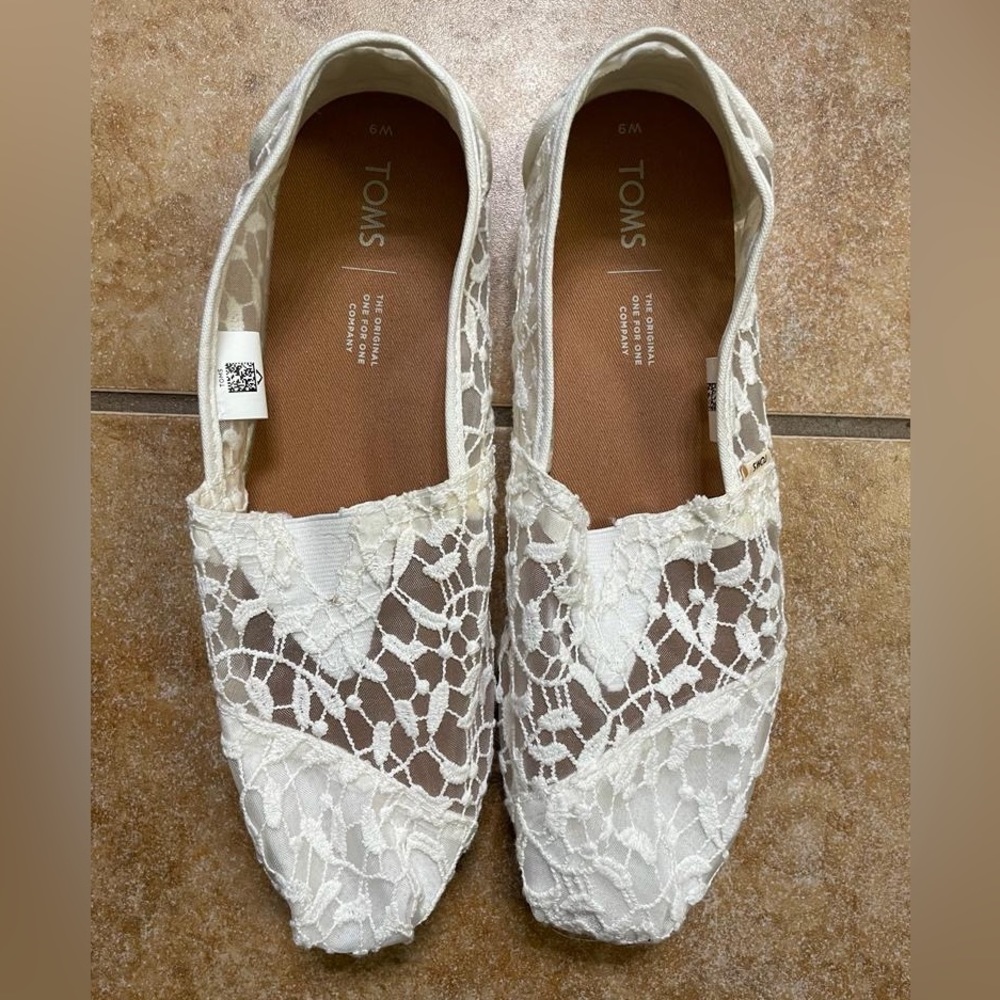 Tom’s white cream lacy shoes NWOT